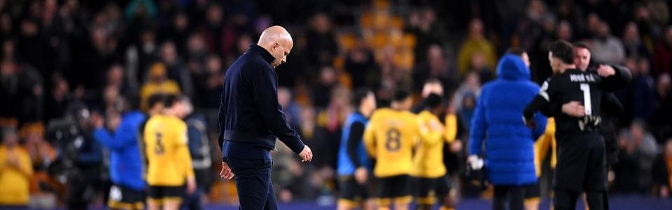 足球新闻-47岁利物浦主帅呆立 赛季5次遭补时绝杀 1-2仍嘴硬：没给对手机会